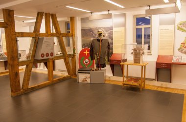 Limes-Infozentrum Ausstellungsraum mit römischer Soldatenausrüstung und Sandalen zum Anprobieren