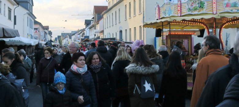 Allerheiligenmarkt, Menschen, Buden und Karusell vor dem Rathaus