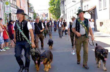 Hüteteilnehmer mit Hunden im Festzug, Hessisches Schäferfest
