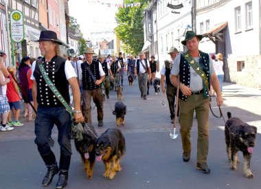 Hüteteilnehmer mit Hunden im Festzug, Hessisches Schäferfest