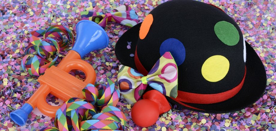 Faschingshut, Tröte und Luftschlangen