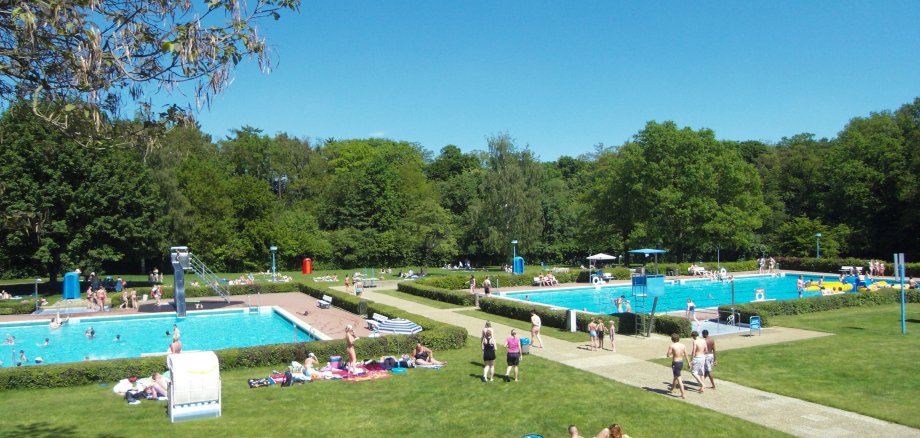 Freibad Hungen Blick auf zwei Schimmbecken