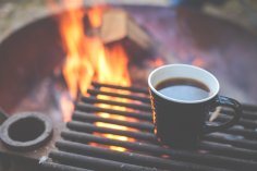 Grillstelle mit Kaffeetasse