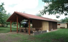 Grillhütte Nonnenroth mit Bänken unter einem Vordach