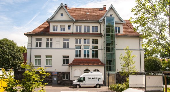 Kulturzentrum Alte Grundschule Kulturzentrum Alte Grundschule Hofansicht mit Außenaufzug