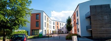 Seniorenzentrum Bitzenstraße Innenhof des Seniorenzentrums mit Haupteingang