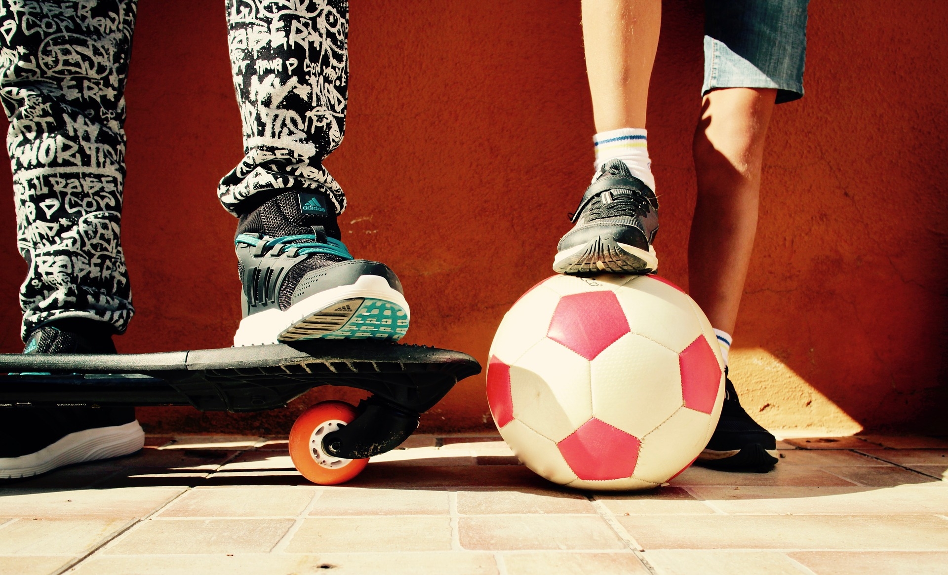 Angebote für Kinder und Jugendliche Kinderfüße mit Skateboard und Fussball