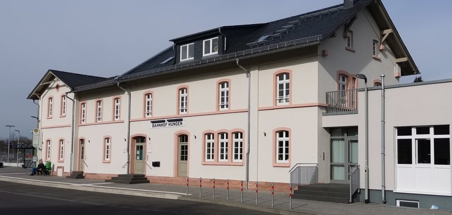 Bahnhofsgebäude mit Straße