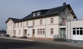 Bahnhofsgebäude Hungen Bahnhofsgebäude mit Straße