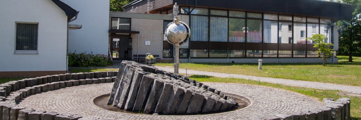 Brunnen Wasserwerk Inheiden Brunnen vor Bürogebäude