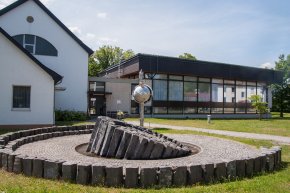 Brunnen vor Bürogebäude