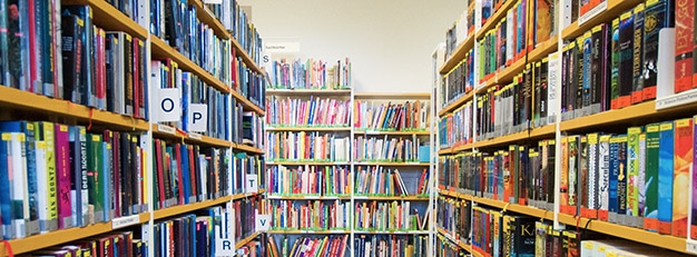 Stadtbücherei Innenansicht Regale voller Bücher