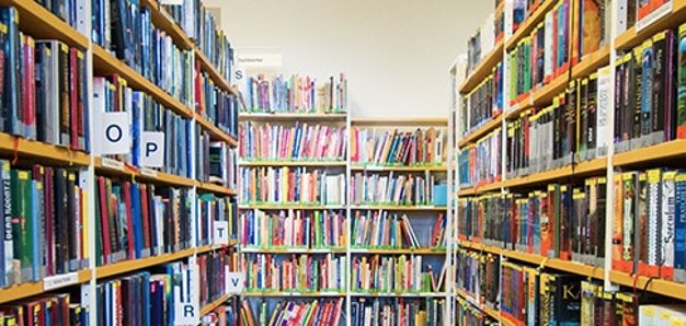Stadtbücherei Innenansicht Regale voller Bücher