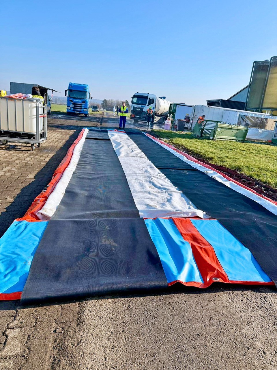 Für die Reinigung eingesetzter Fahrzeuge wurde eine Dekontaminationsschleuse aufgebaut. Rund 19.000 Tiere getötet / Schu