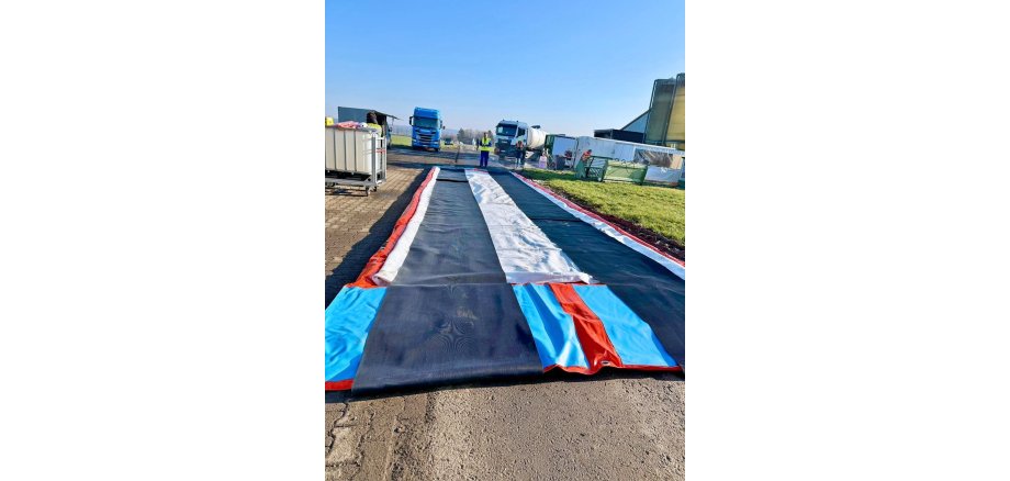 Für die Reinigung eingesetzter Fahrzeuge wurde eine Dekontaminationsschleuse aufgebaut. Rund 19.000 Tiere getötet / Schu