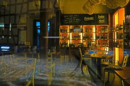 Hungener Käsescheune bei Nacht Blick in den beleuchteten Gastraum der Käsescheune