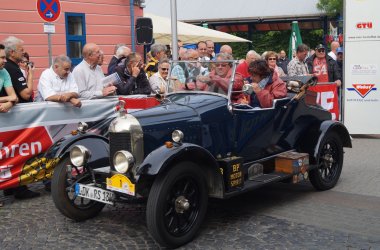 Schwarzer Oldtimer bei der Ausfahrt in der Europawoche