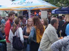 Junge Menschen beim Marktplatz-Brunnenfest Junge Menschen im Gespräch beim Brunnenfest, im Hintergrund die Bühne