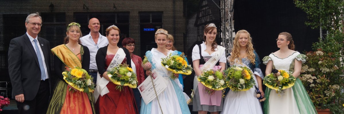 Wahl der Brunnenkönigin am Marktplatz-Brunnenfest. Bild mit allen Teilnehmerinnen, Bürgermeister, Sponsoren und Moderatorin.