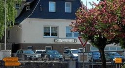 Außenansicht Dorfgemeinschaftshaus Nonnenroth mit Schild " Restaurant Amigo Mijo"