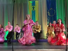 Tanzgruppe Brestschanka zur Hungener Europawoche mit bunten langen Kleidern und farbigen Hemden