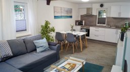 FeWo Frieda offener Wohnraum mit Sofaecke, Essgruppe und Küchenzeile