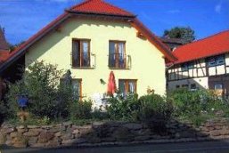 FeWo Reiprich, gelbes Haus mit Vorgarten