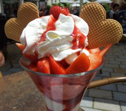 Eisbecher mit Erdbeeren und Schlagsahne