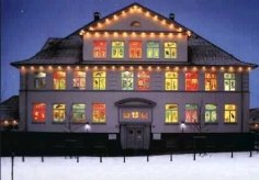 Kulturzentum als Adventskalender beleuchtet