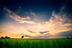 Landschaft bei Hungen vor dramatischer Himmelkulisse
