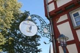 Wirtshausschild "Sterntaler" mit Ausschnitt Fachwerkhaus