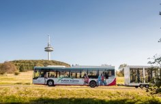 Bus mit Fahrradanhänger unterwegs