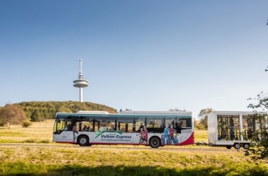 Bus mit Fahrradanhänger unterwegs