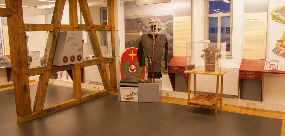 Limes-Infozentrum Ausstellungsraum mit römischer Soldatenausrüstung und Sandalen zum Anprobieren