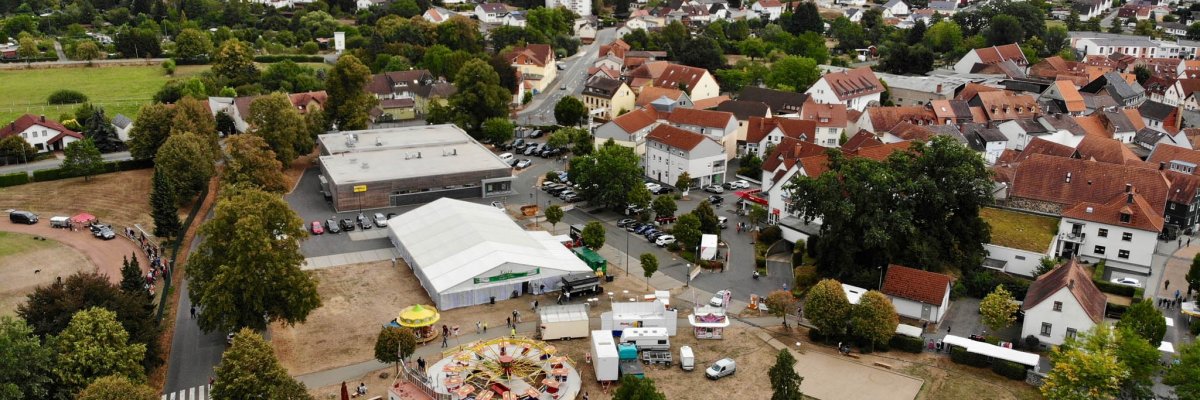 Luftbild Kirmesgelände mit Festzelt, Karussell und Buden