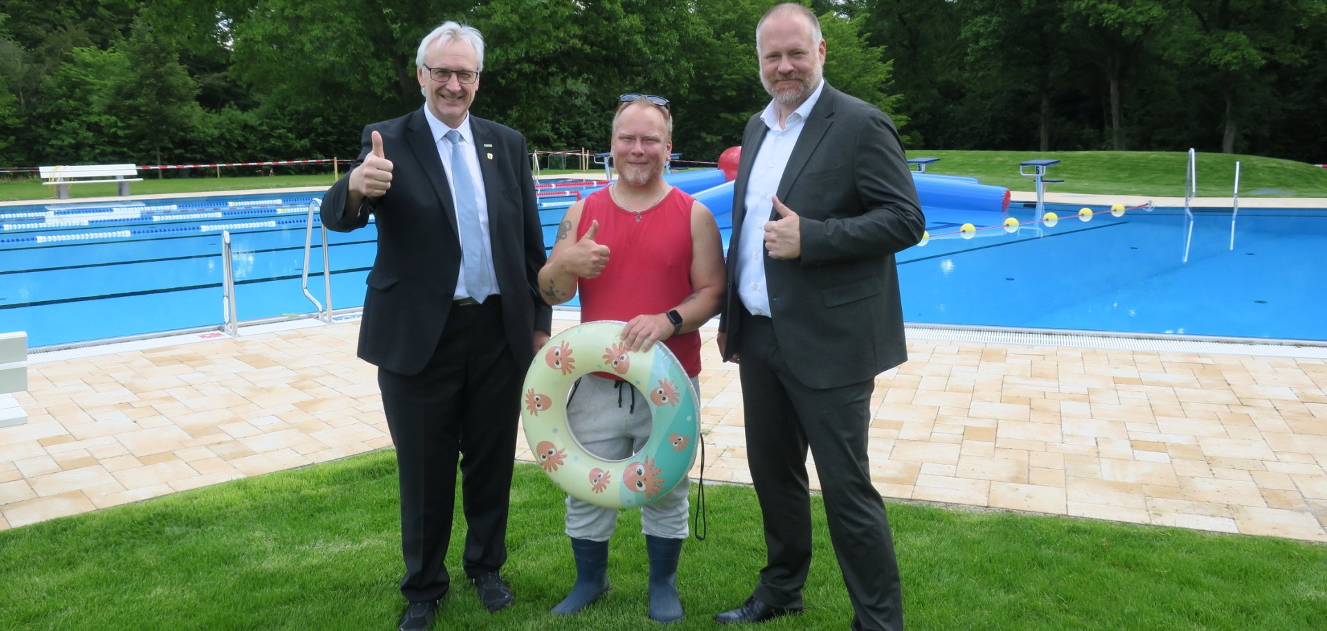 Bgm. Wengorsch, Schwimmbadmeister, Rick Kunhenn und Fachbereichleiter Seibert freuen sich auf die Eröffnung des renovierten Freibads