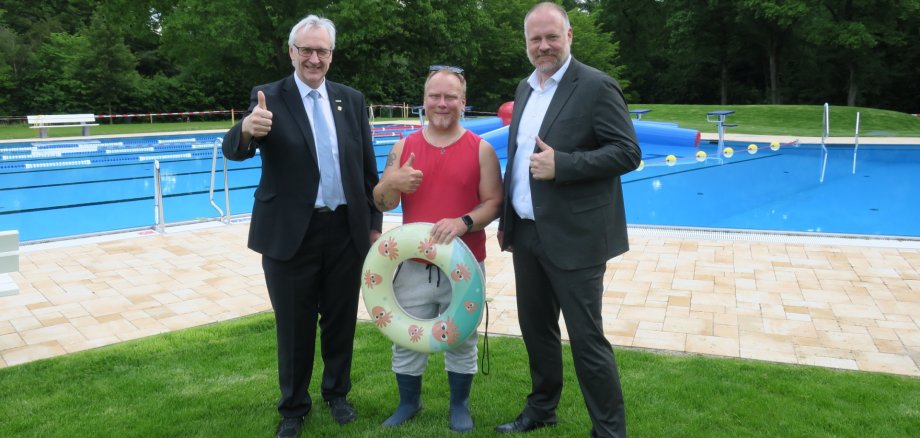 Bgm. Wengorsch, Schwimmbadmeister, Rick Kunhenn und Fachbereichleiter Seibert freuen sich auf die Eröffnung des renovierten Freibads