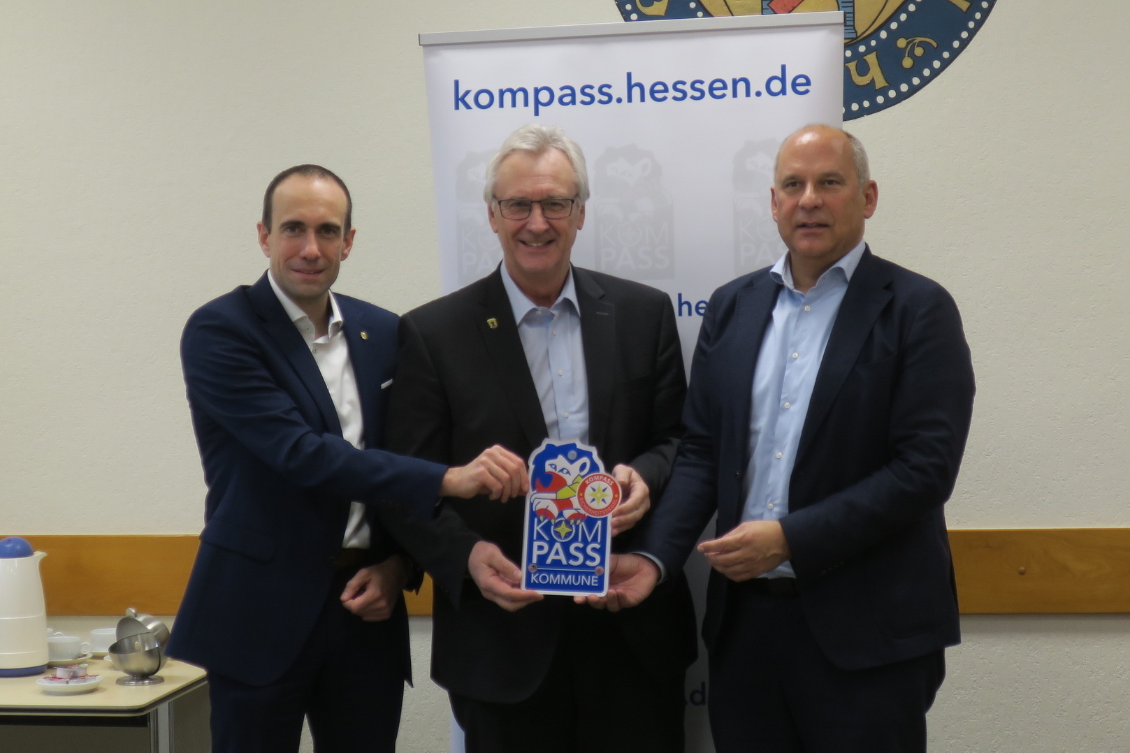 Innenminister Roman Poseck mit Polizeipräsident Torsten Krückemeier und Bürgermeister Rainer Wengorsch