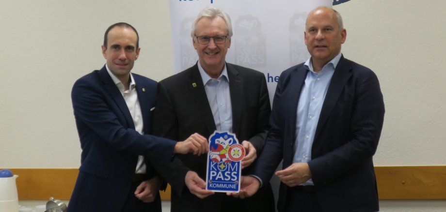 Innenminister Roman Poseck mit Polizeipräsident Torsten Krückemeier und Bürgermeister Rainer Wengorsch Innenminister Roman Poseck mit Polizeipräsident Torsten Krückemeier und Bürgermeister Rainer Wengorsch