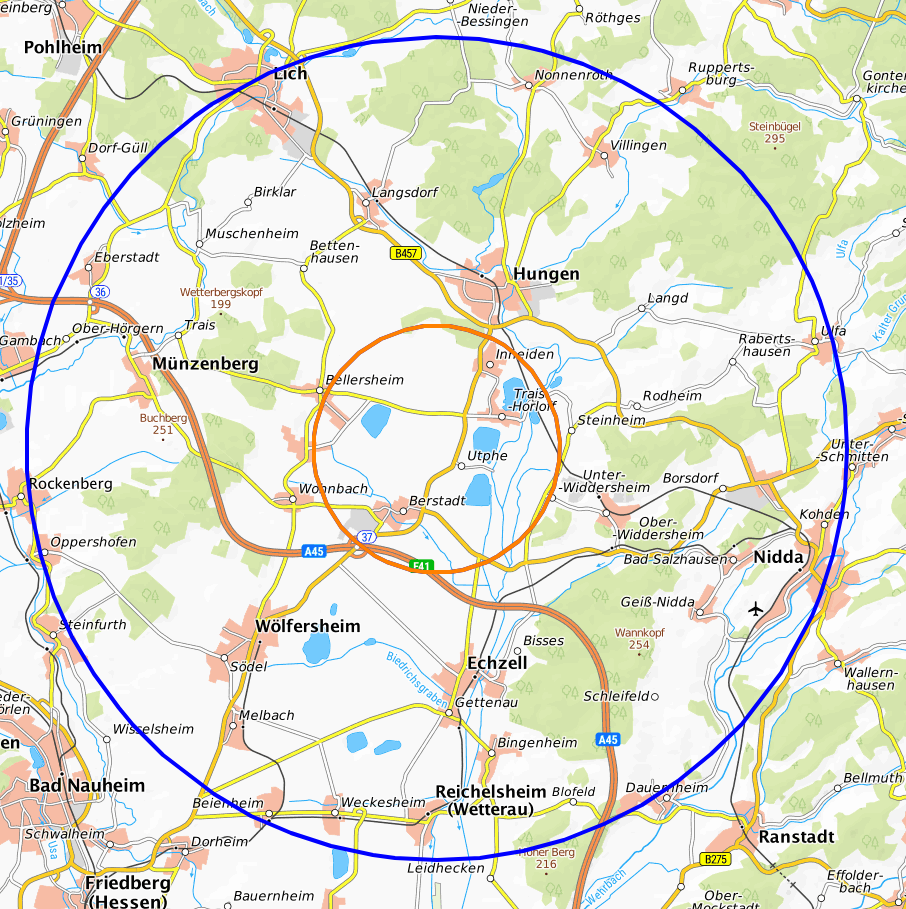 Für alle Haltungen im Umkreis von zehn Kilometern um den Ausbruchsort bestehen besondere Beschränkungen (Überwachungszone, blauer Kreis). Nochmals gesonderte Regelungen bestehen drei Kilometer rund um den Ausbruchsort (Schutzzone, orangefarbener Kreis). Für alle Haltungen im Umkreis von zehn Kilometern um den Ausbruchsort bestehen besondere Beschränkungen (Überwachungszone, blauer Kreis). Nochmals gesonderte Regelungen bestehen drei Kilometer rund um den Ausbruchsort (Schutzzone, orangefarbener Kreis).