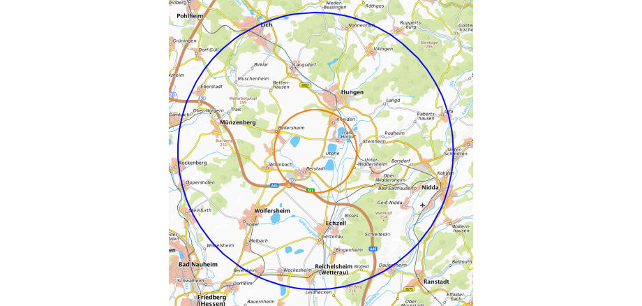Für alle Haltungen im Umkreis von zehn Kilometern um den Ausbruchsort bestehen besondere Beschränkungen (Überwachungszone, blauer Kreis). Nochmals gesonderte Regelungen bestehen drei Kilometer rund um den Ausbruchsort (Schutzzone, orangefarbener Kreis). Für alle Haltungen im Umkreis von zehn Kilometern um den Ausbruchsort bestehen besondere Beschränkungen (Überwachungszone, blauer Kreis). Nochmals gesonderte Regelungen bestehen drei Kilometer rund um den Ausbruchsort (Schutzzone, orangefarbener Kreis).