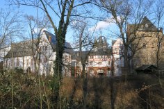 Schloss Hungen Ansicht vorn Friedberger Straße im Winter Schloss Hungen Ansicht vorn Friedberger Straße im Winter