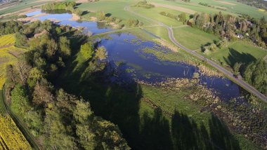 Mairied mit Teich und Wiesen, Drohnenaufnahme
