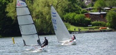 Zwei Segelboote auf dem See, gut im Wind