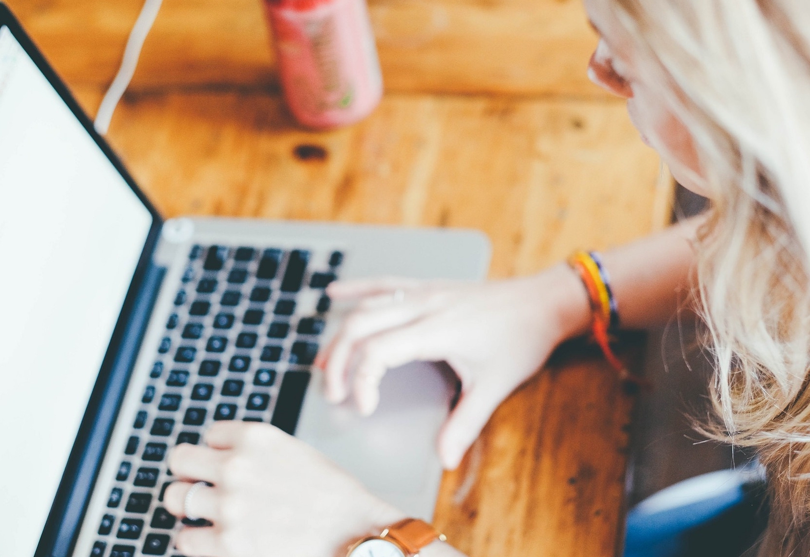 Symbolbild Computer Laptop und Hand, die etwas eintippt