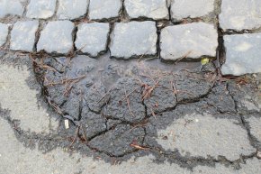 Risse in der Straßendecke