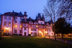Die beleuchtete Fachwerkfassade von Schloss Hungen bei Nacht