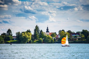 Segeler auf dem See, im Hintergrund Kirchturm Trais Horloff 